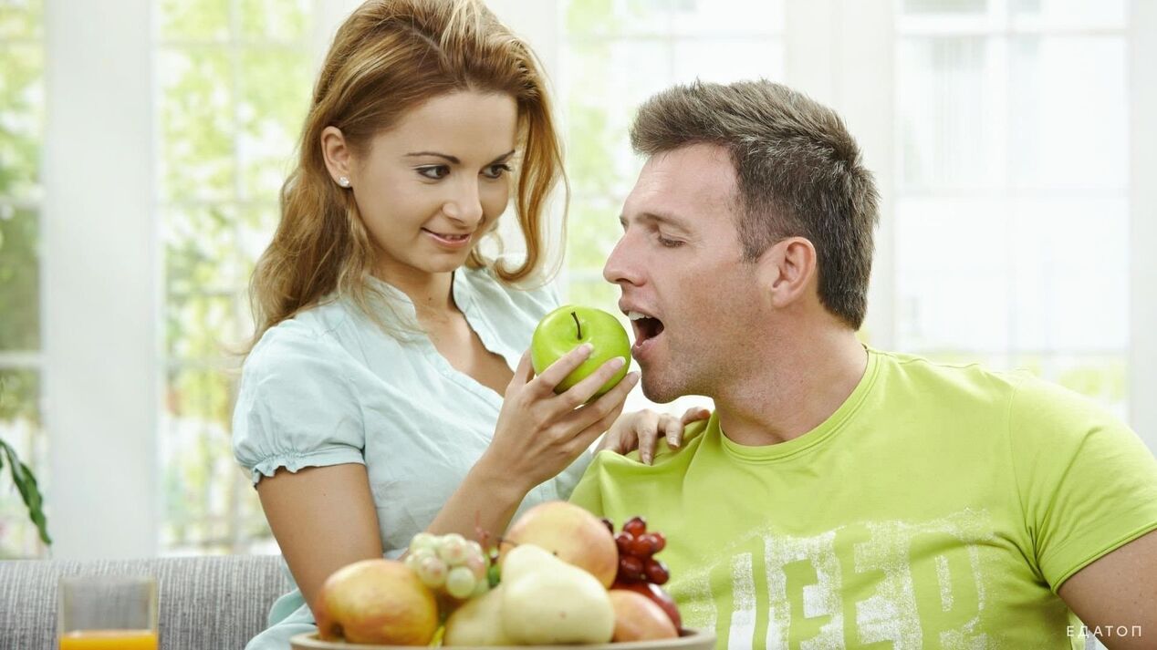 tüdruk toidab meest tervisliku toiduga